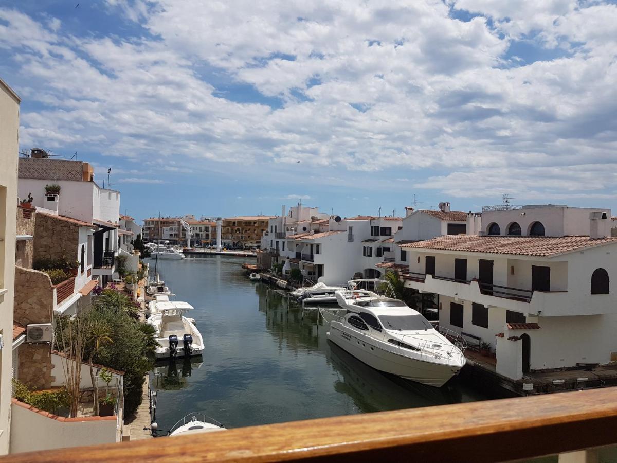 Magnifico Apartamento Junto Al Canal Principal. Емпуриабрава Екстериор снимка